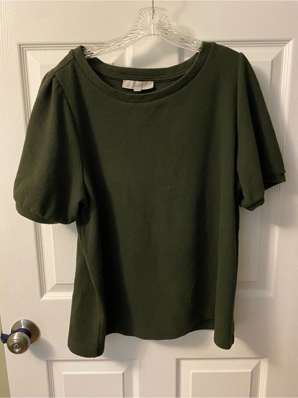 Loft Women's Olive Green Short Sleeve Top Textured Fabric.  XL. Cute sleeve